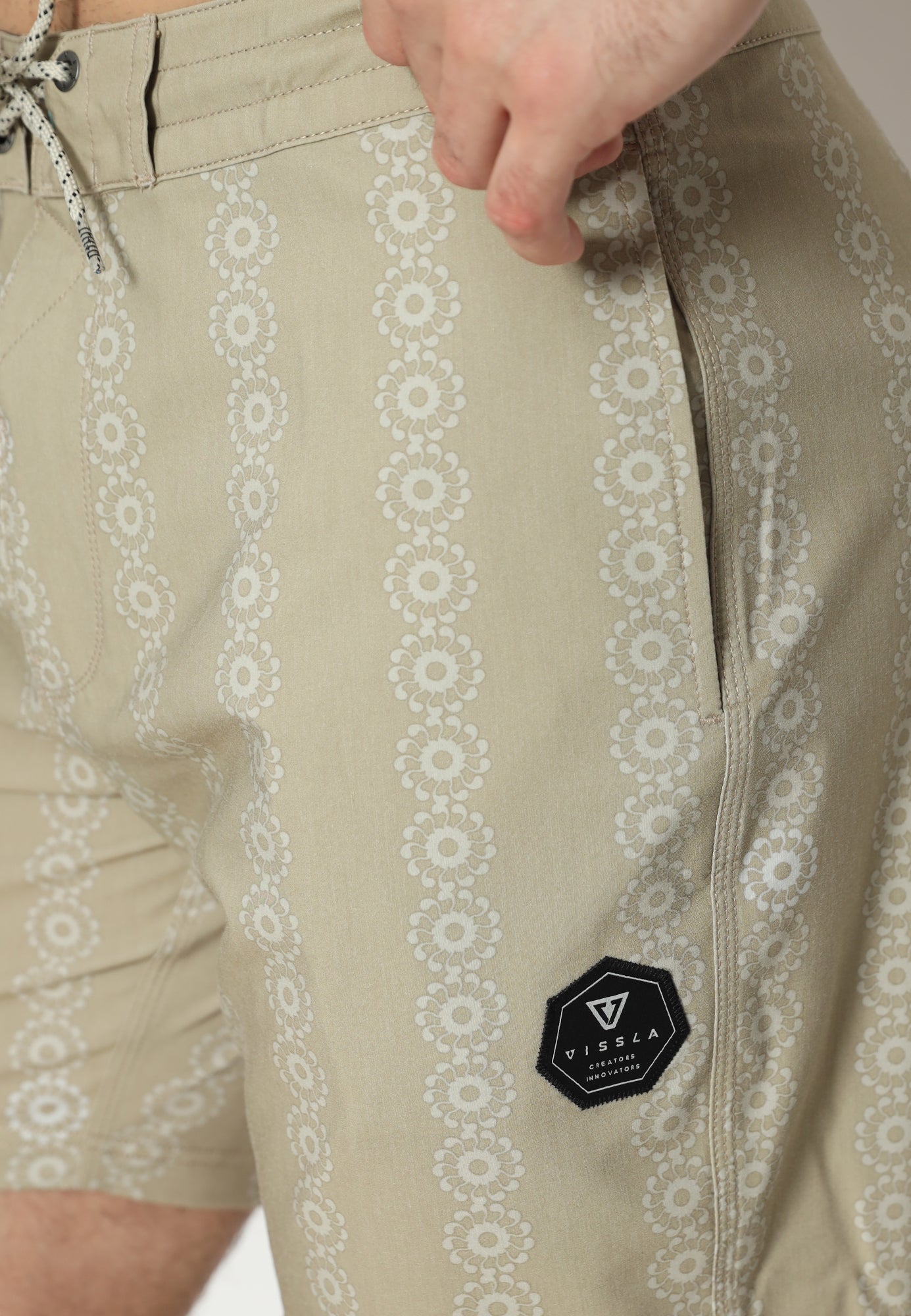 VISSLA-SOLAR SPIRALS 17.5" BOARDSHORT