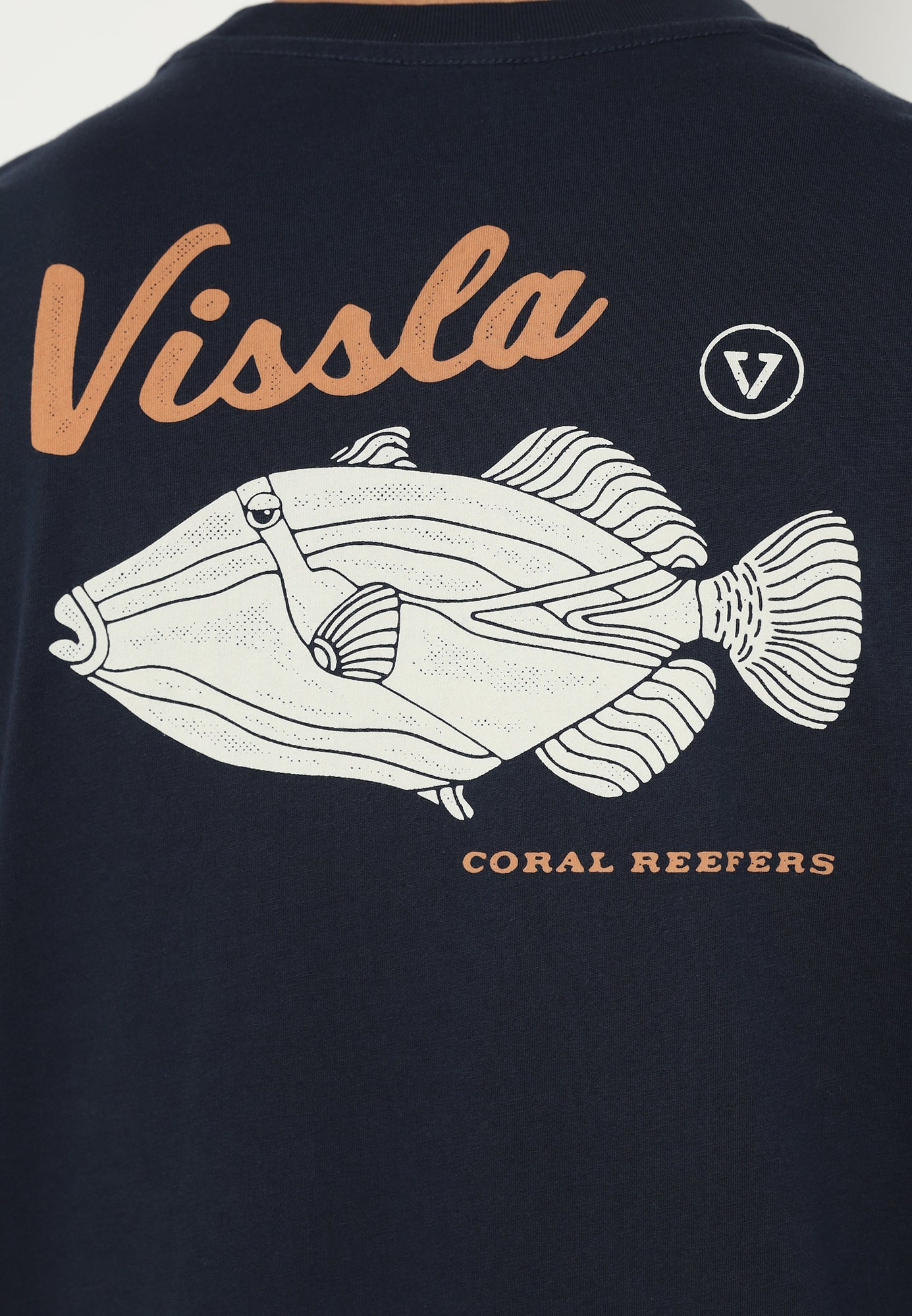 VISSLA-REEFER COMP ORGANIC TEE -DKD