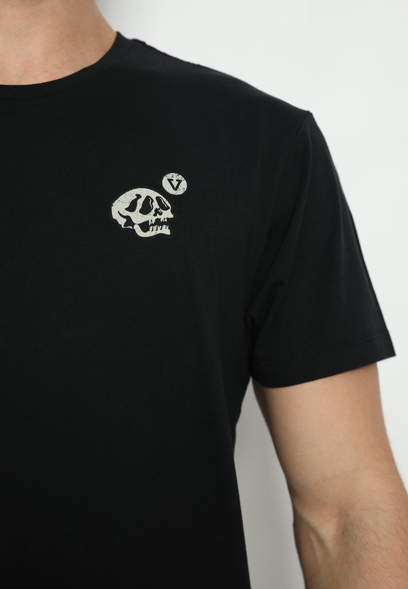 VISSLA-RESIN HEADS PREMIUM ORGANIC TEE